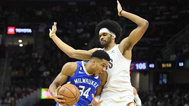Milwaukee Bucks forward Giannis Antetokounmpo (34) drives against Cleveland Cavaliers center Jarrett Allen (31)